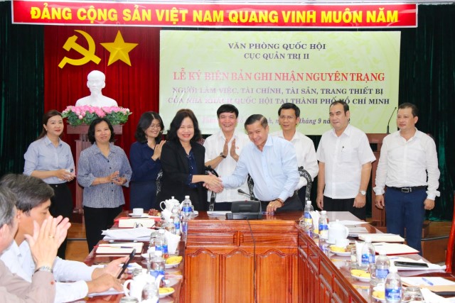 TỔNG THƯ KÝ QUỐC HỘI, CHỦ NHIỆM VĂN PHÒNG QUỐC HỘI BÙI VĂN CƯỜNG DỰ LỄ KÝ BIÊN BẢN GHI NHẬN NGUYÊN TRẠNG NHÀ KHÁCH QUỐC HỘI TẠI TP HỒ CHÍ MINH VỀ TRỰC THUỘC CỤC QUẢN TRỊ II